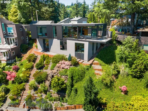 2910 SW Canterbury Ln, Portland, OR 97205