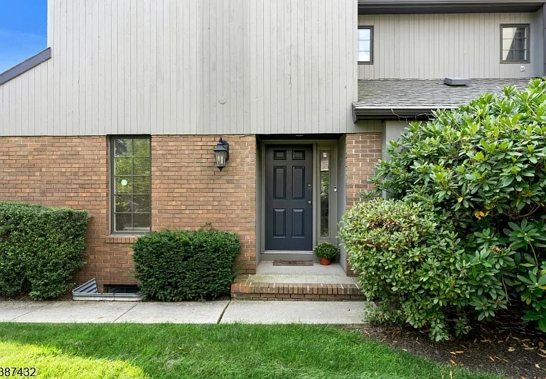 10 Shelley Pl — Photo 2