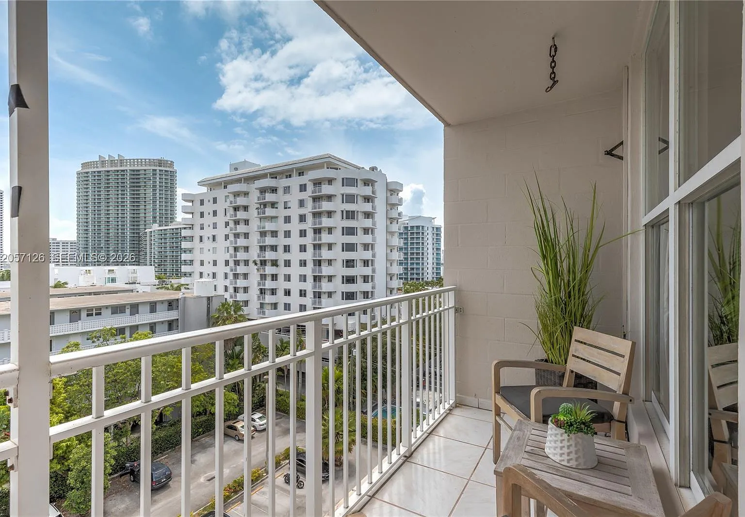 Lincoln Towers Condo — Photo 4