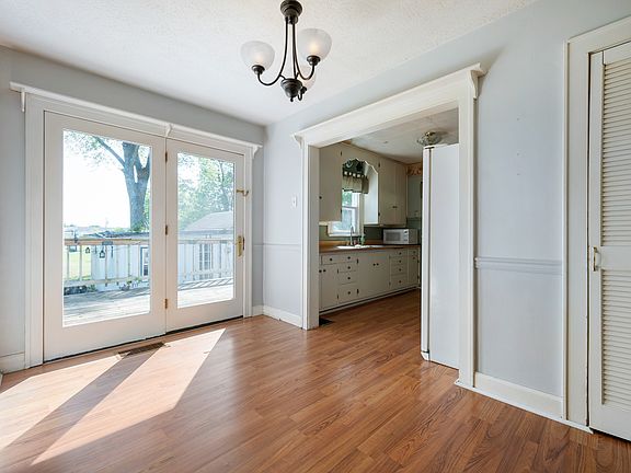 5th image of 916 Woodlawn Dr