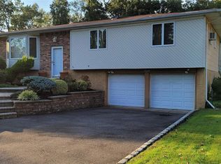 8 Peacock Ln, Commack, NY 11725