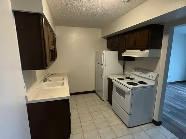 807 5th St NW #1D, Waverly, IA 50677