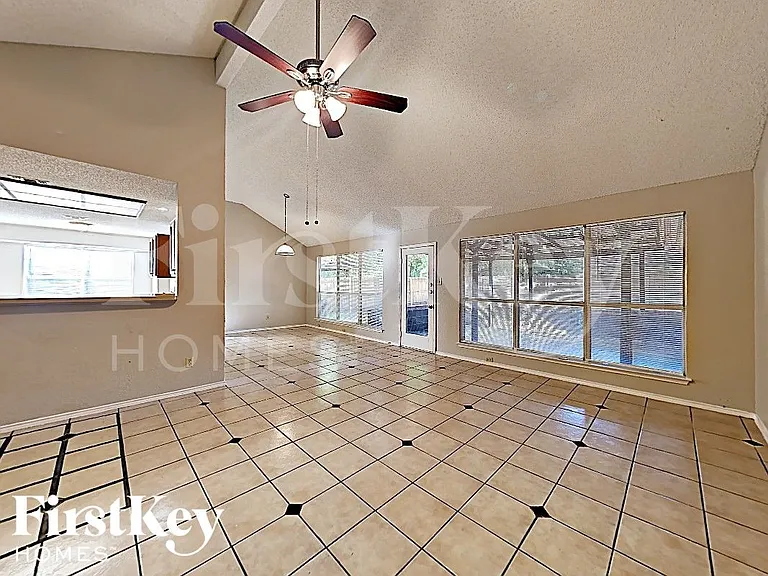4949 Oak Hollow Dr — Photo 7