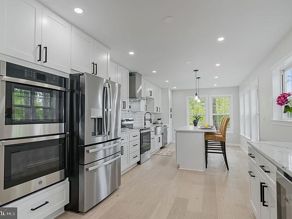 3rd image of 7905 E Robert E Lee Ct