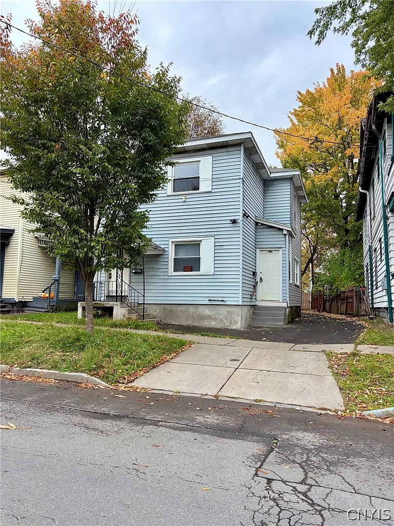 3 bed, 1.0 bath, 1274 sqft, $1,550 — Photo 1