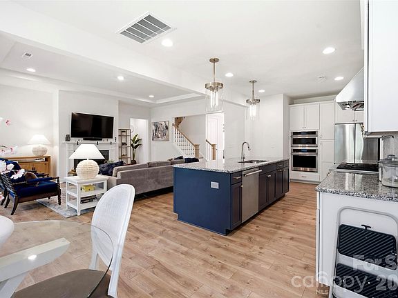 3rd image of 15611 Walnut Hill Dr