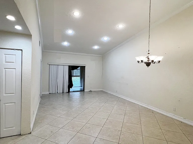 9617 Riverside Dr #6 — Photo 8
