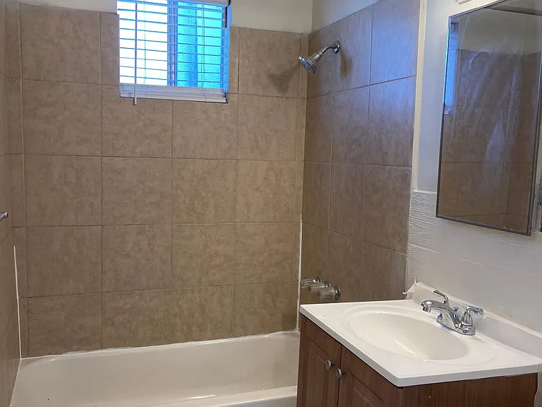 1343 Poplar St — Photo 7