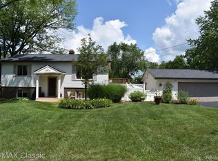 5970 Huxley St, Commerce Township, MI 48382