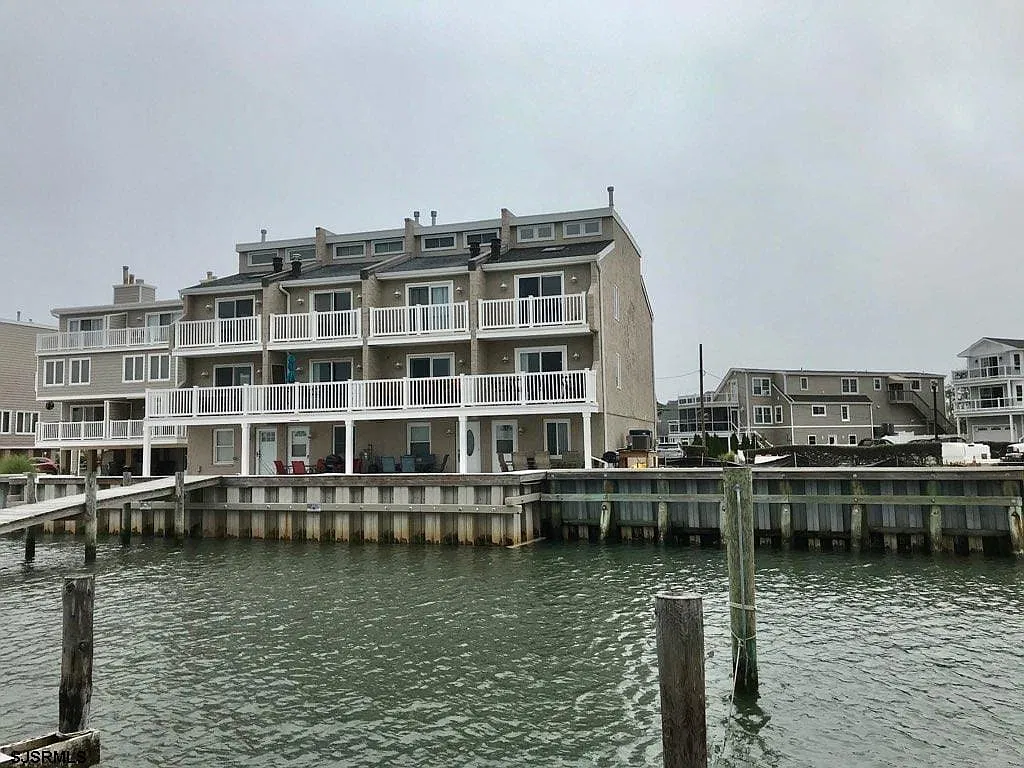 3 bed, 3.0 bath, 1380 sqft, $3,000 — Photo 1