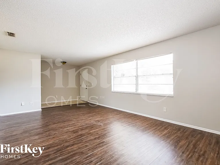 1701 Freeman Dr — Photo 4