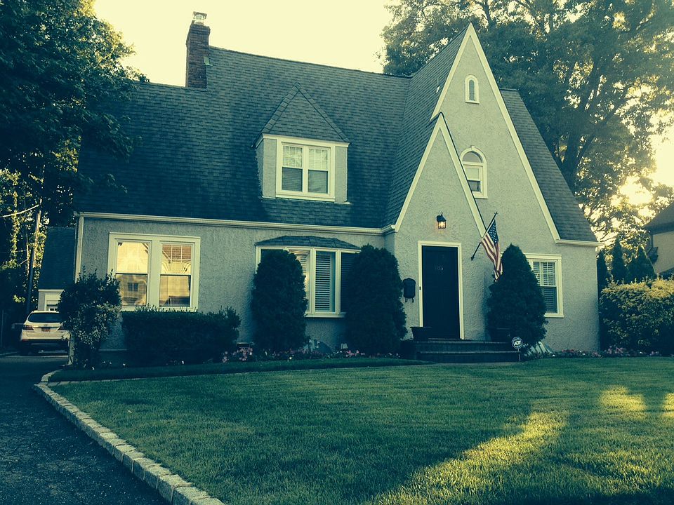2nd image of 183 Bedell Ave