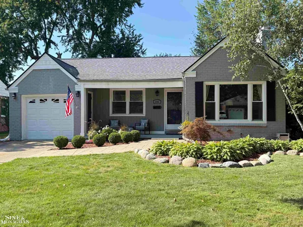 21152 Lancaster St, Harper Woods, MI 48225