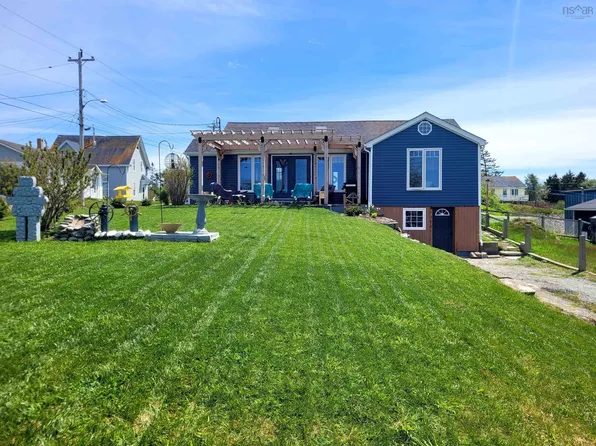 83 South St, Lockeport, NS B0T 1L0