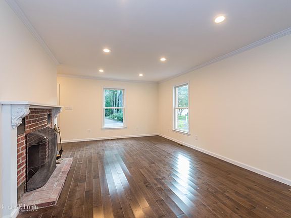 3rd image of 34 Matinecock Ln