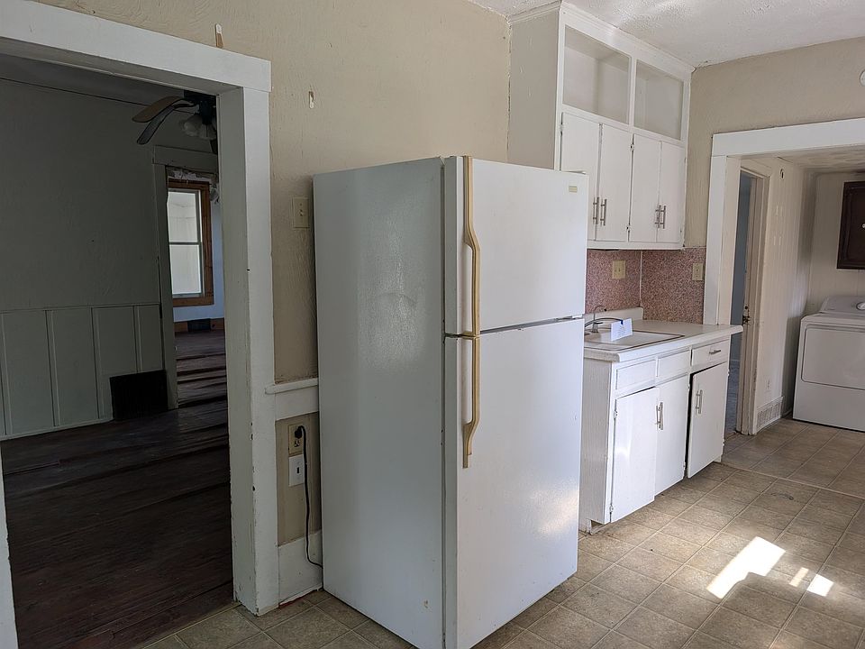 7th image of 503 E Mason St