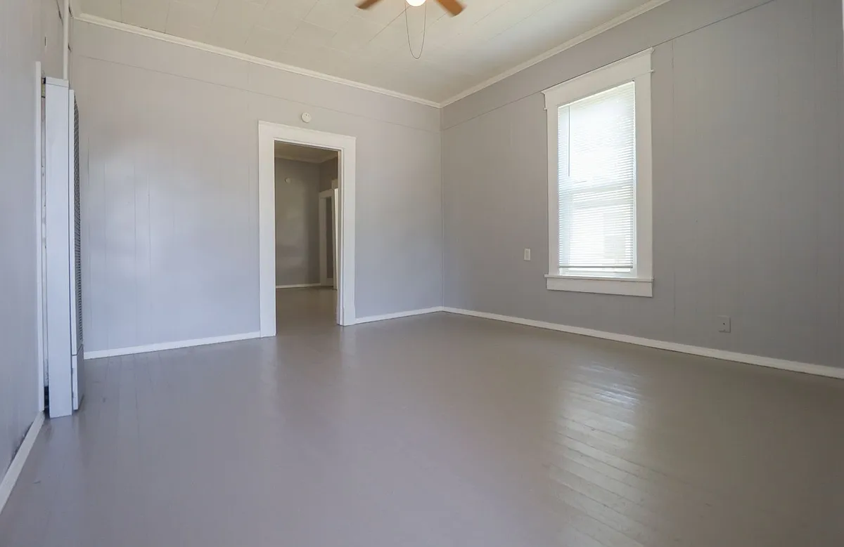 Building Photo - E 4th Street Duplex