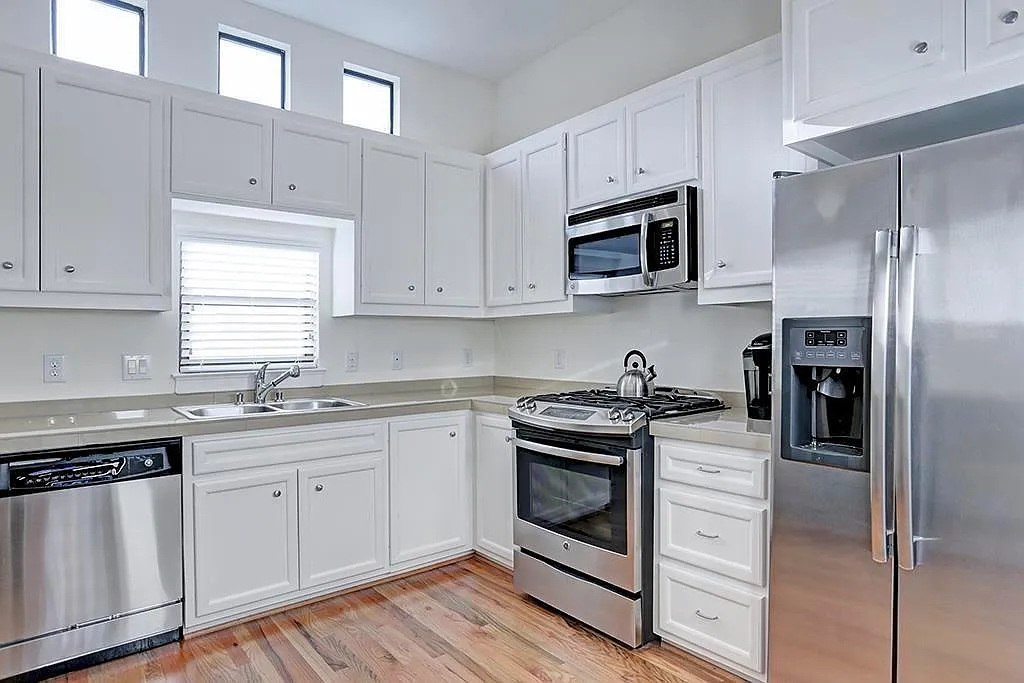 2 bed, 2.0 bath, 1501 sqft, $2,200 — Photo 2