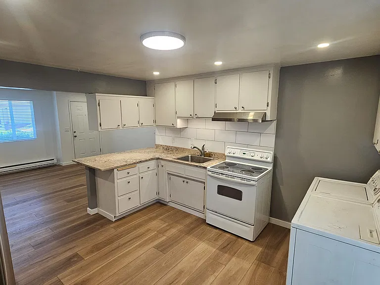 928 24th St NE — Photo 3