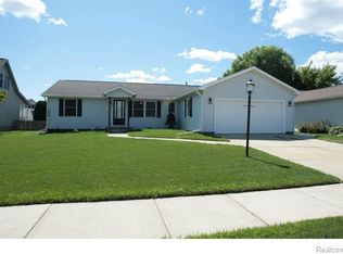 21736 Hawthorn Ct, Macomb, MI 48044