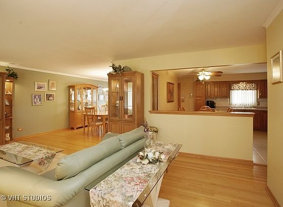3rd image of 581 W Montrose Ave