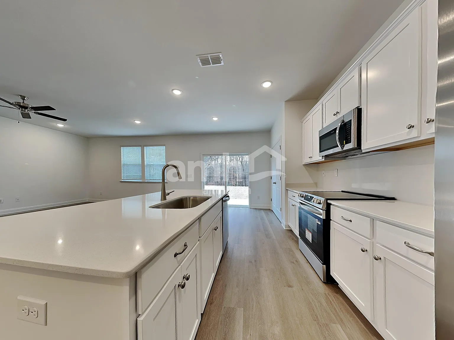 4 bed, 2.5 bath, 1977 sqft, $2,570 — Photo 3