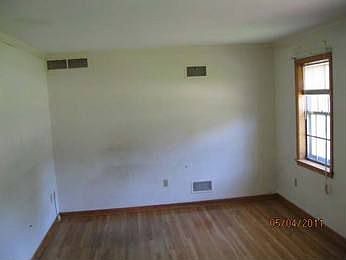 3rd image of 4169 Hillgate St