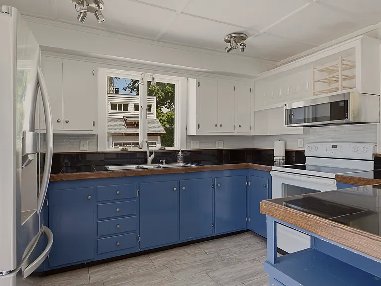 21 Clinton Ave — Photo 12