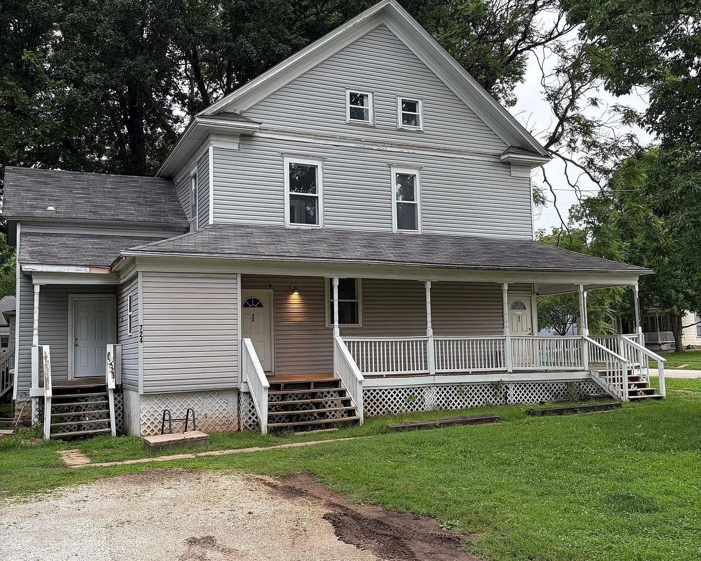 724 W Elm St — Photo 3