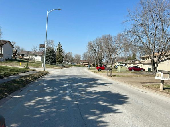8625 Meadows Pkwy, Omaha, NE 68138