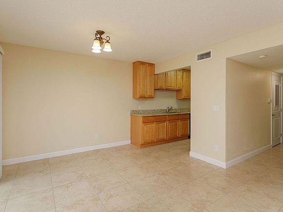 4th image of 829 E Wildmere Ave #101