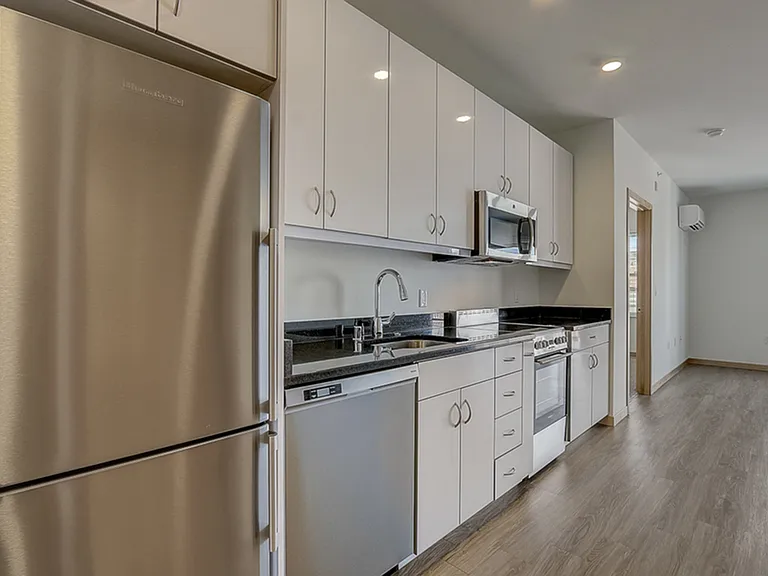 1 Bed / 1 Bath - 778 SF - Kitchen
