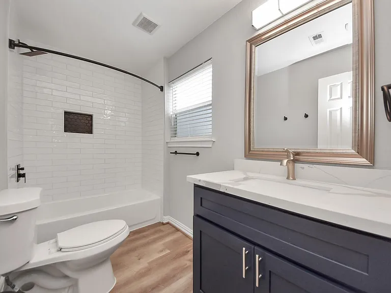 821 E 36th St — Photo 37
