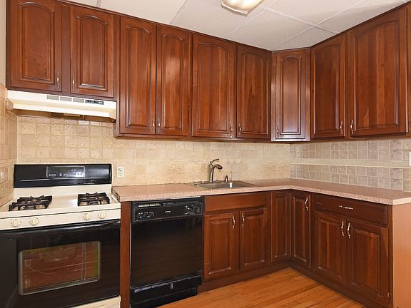 3rd image of 192 Ashford Ave