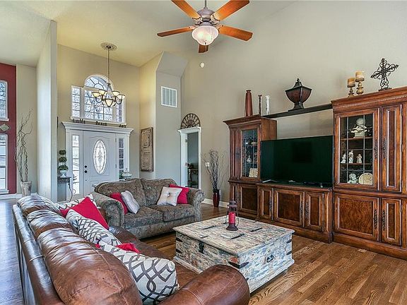 3rd image of 62 Lyndhurst Dr