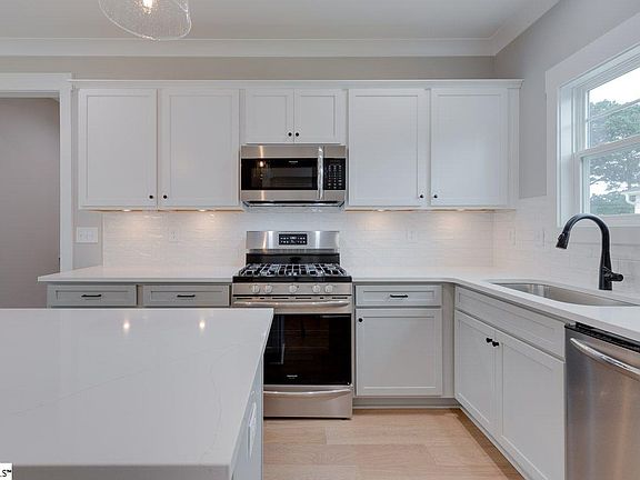 5th image of 3 Logan Knoll Ln
