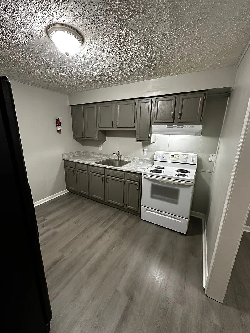 Evergreen Apartments — Photo 3