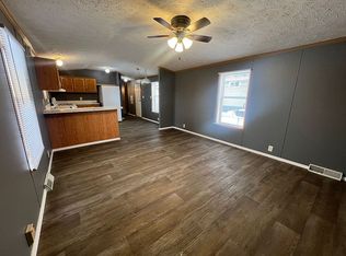 206 Sunset Ln, Hiawatha, IA 52233