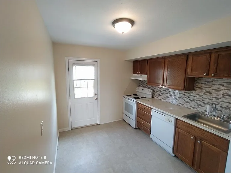 1745 Boston Post Rd — Photo 10