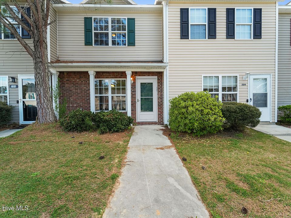 1st image of 207 Pinegrove Court