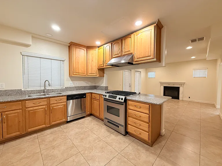 1334 S Grand Ave — Photo 10