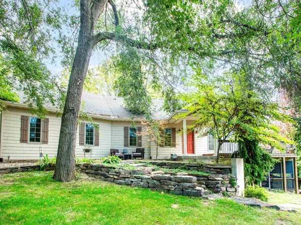 26 Oak Point Ct, Dahinda, IL 61428