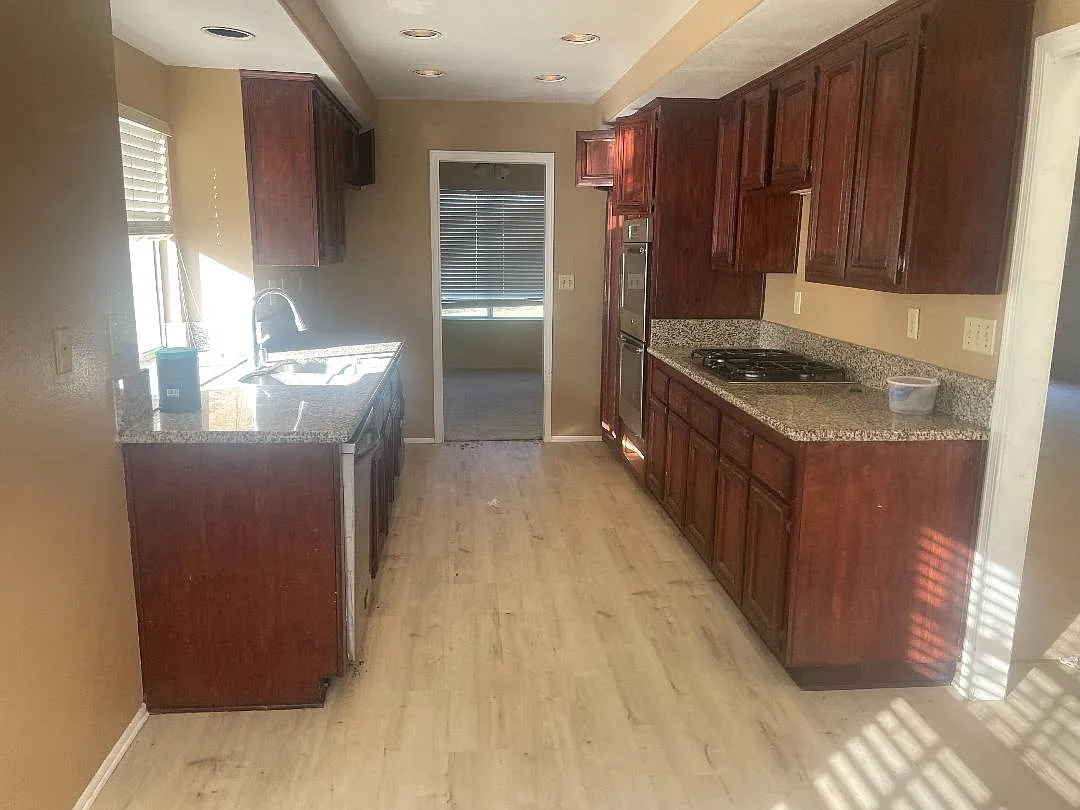 4 bed, 2.5 bath, 2560 sqft, $3,900 — Photo 2