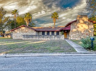 900 Patricia Pl, Uvalde, TX 78801