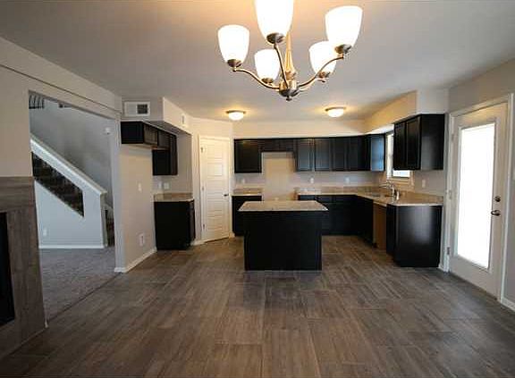 5th image of 312 Emerald Woods St