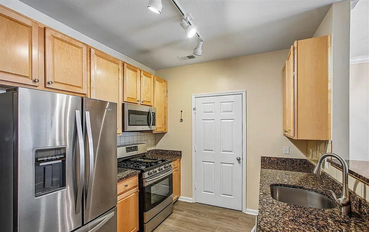 2 bed, 1098 sqft, $3,600 — Photo 3