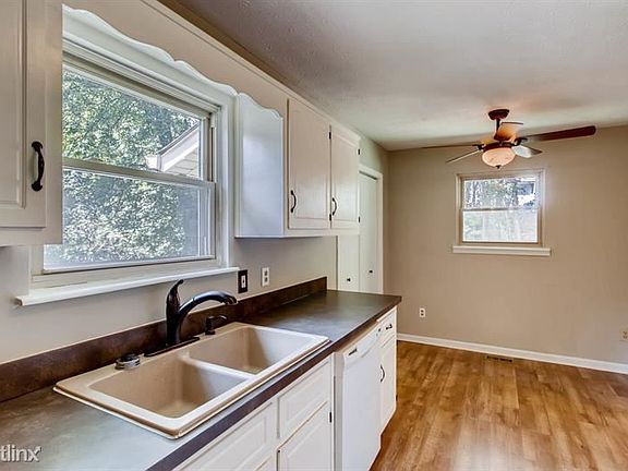 5th image of 3077 Carmel Dr