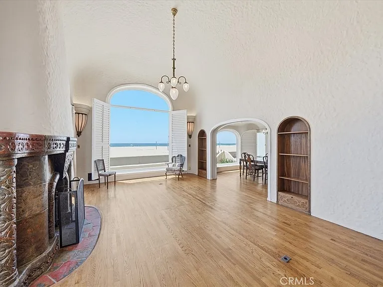 1602 The Strand — Photo 8