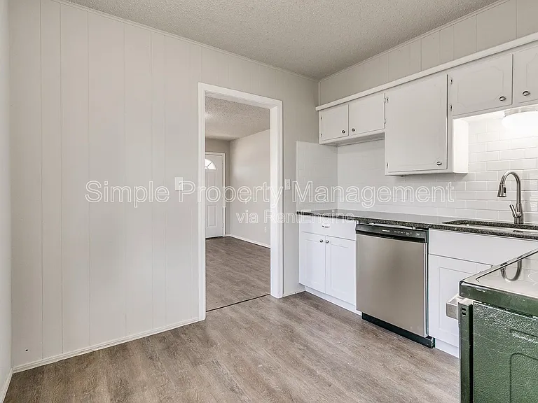 4007 N Rockwell Ave — Photo 6