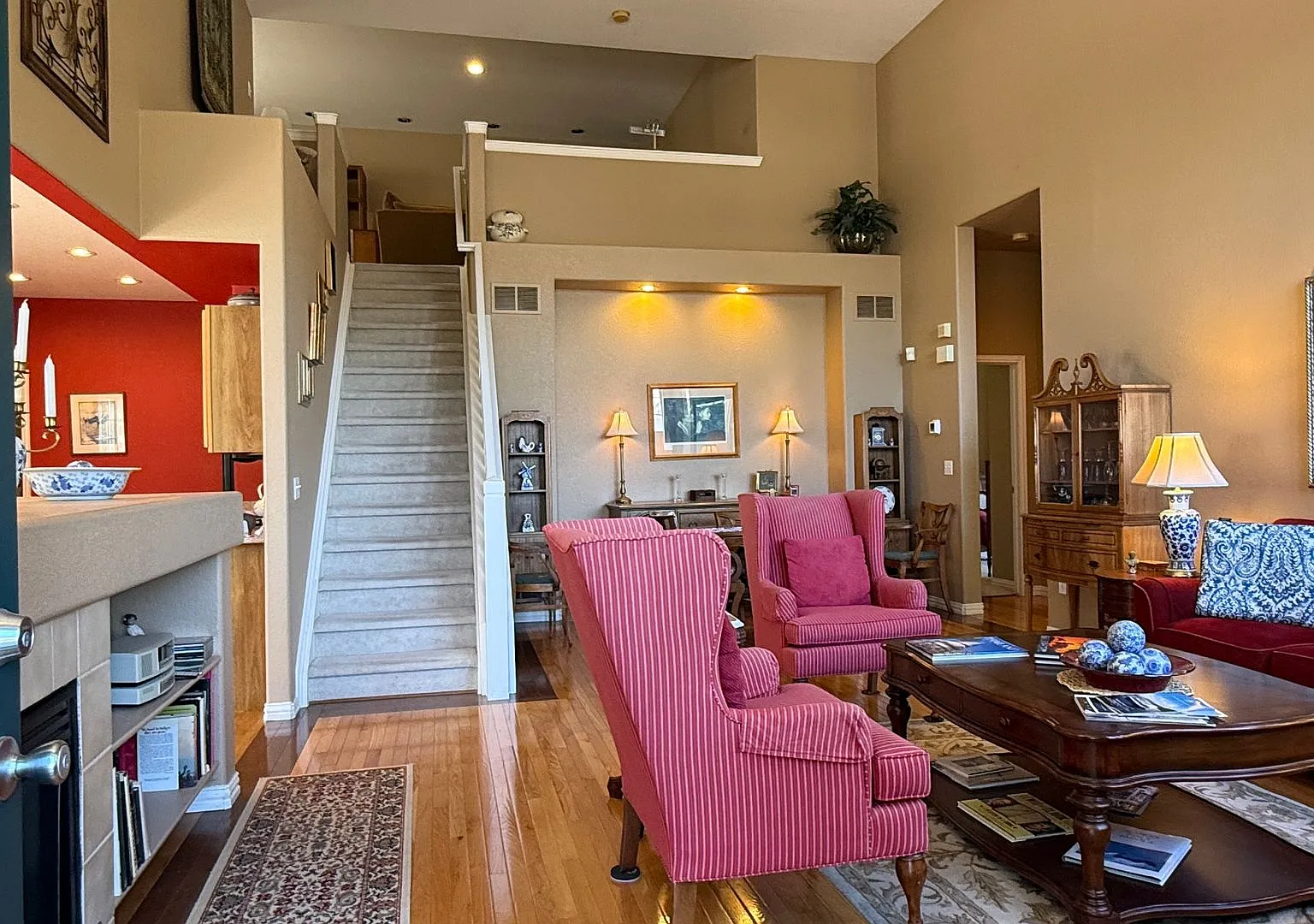 Fully Furnished Executive Townhome | Utilities + Internet Included | Gated Pelican Pointe, Centra... — Photo 3